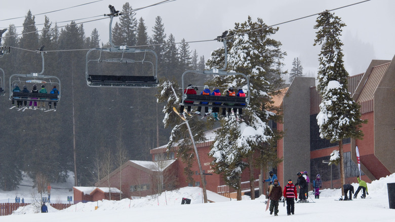 Les skieurs montent l'ascenseur à Breckenridge, Colorado