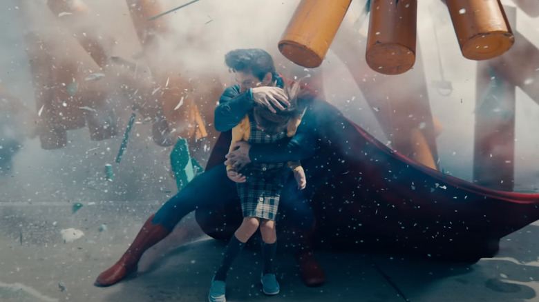 Superman de David Corenswet sauve une petite fille des débris à Superman (2025)