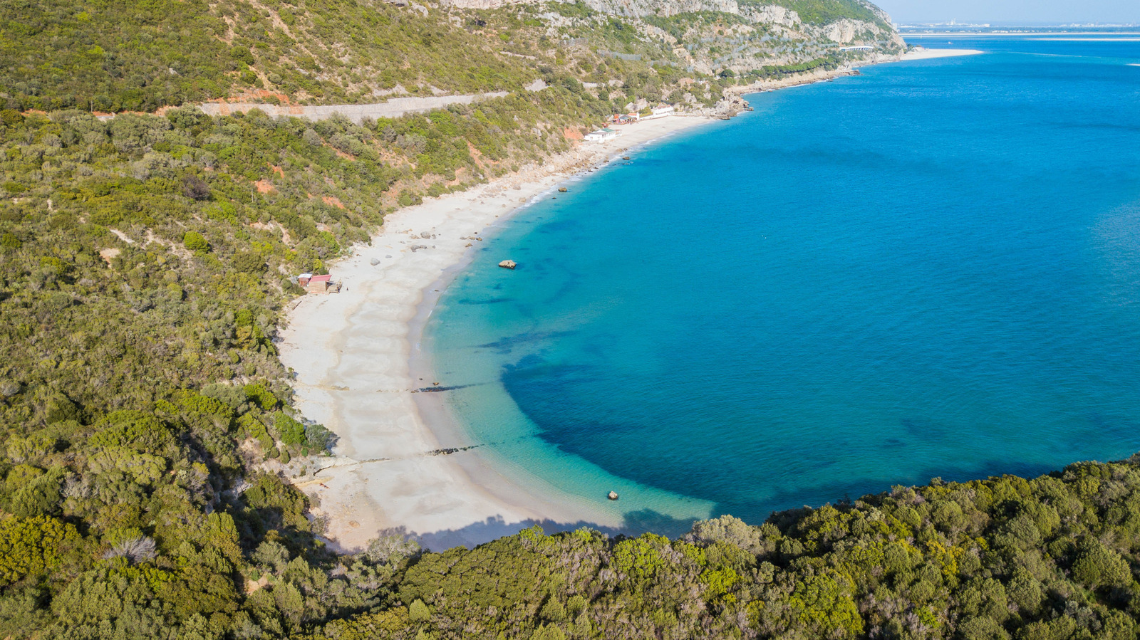 `` La meilleure plage d'Europe '' offre une eau cristalline entourée de montagnes au Portugal