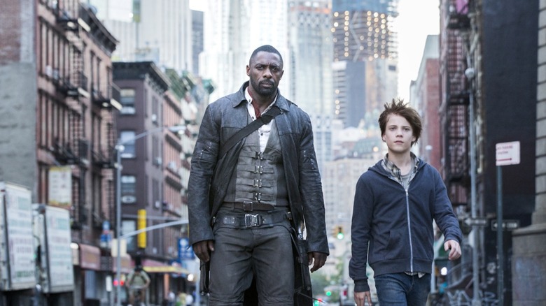 Idris Elba en tant que Roland Deschain et Tom Taylor en tant que Jake Chambers descend une rue de New York dans la Tour Dark