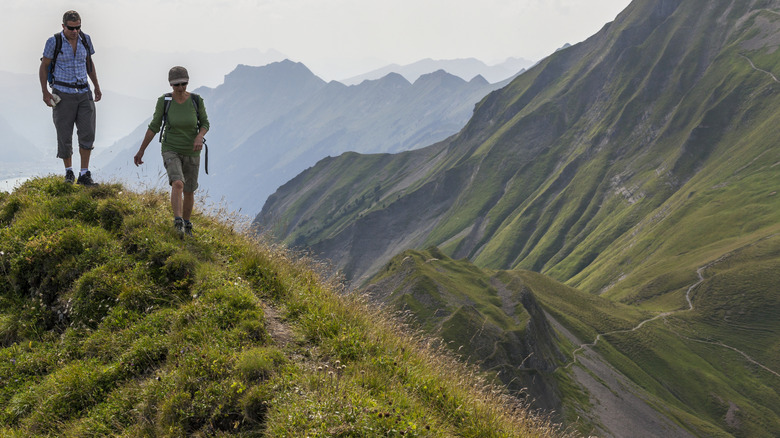 Couple de randonnée Alpes suisses à randonnée