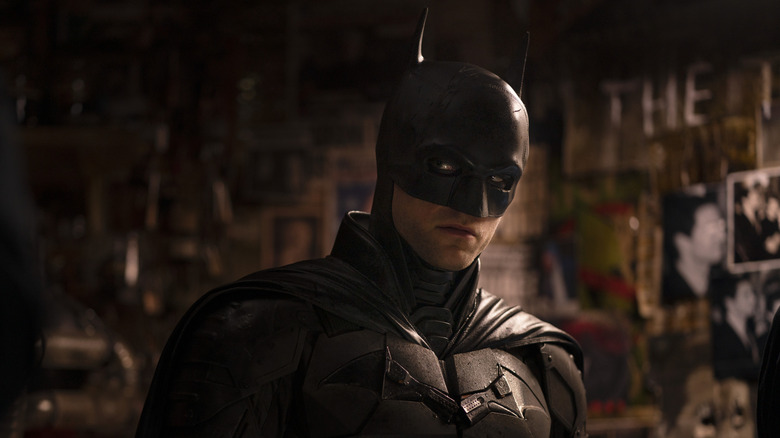 Batman de Robert Pattinson se tenant dans la cachette de Riddler dans le Batman