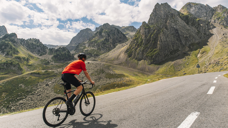 Un homme fait du vélo dans les montagnes