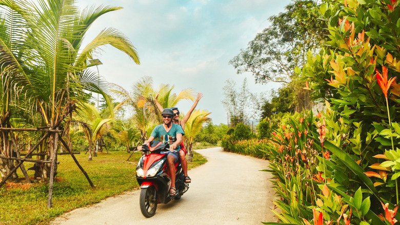 Quelques croisières sur une route au Vietnam en moto