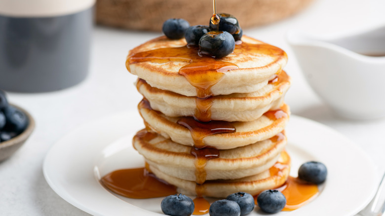 Délicieuse pile de crêpes avec du sirop et des bleuets