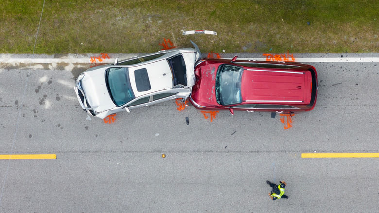 Un tir aérien de deux voitures a totalisé un accident