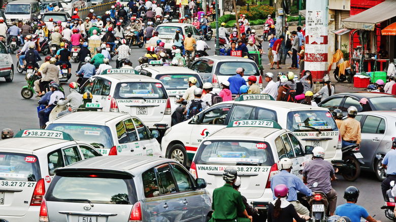 Les voitures et les motos obstruent une rue à Saigon, Vietnam