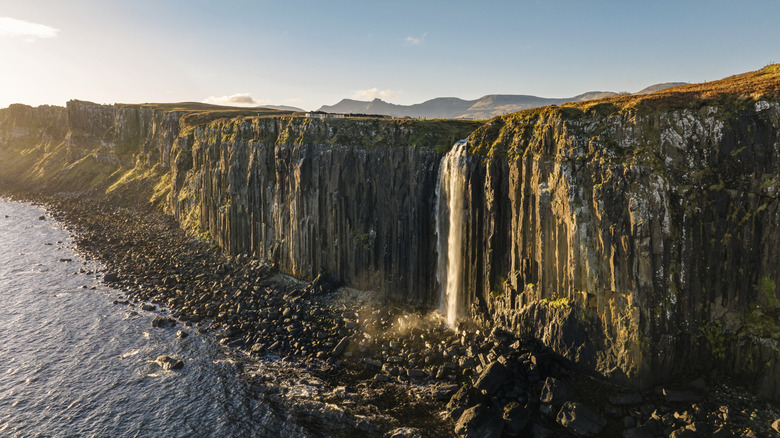 Vue au coucher du soleil sur les chutes de repas et Kilt Rock, en Écosse