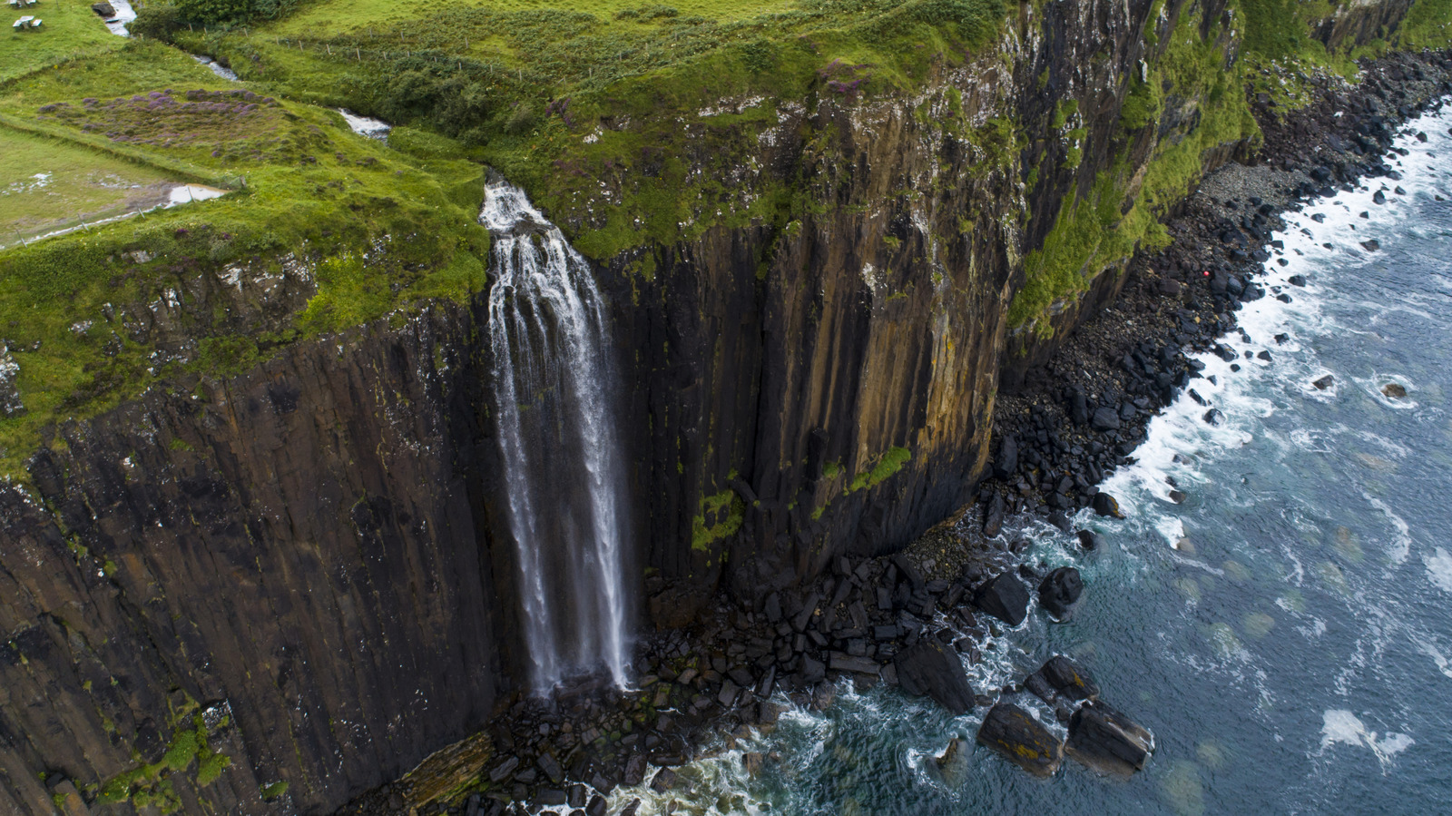 L'une des plus belles cascades d'Europe est cachée dans les falaises éloignées de l'Écosse