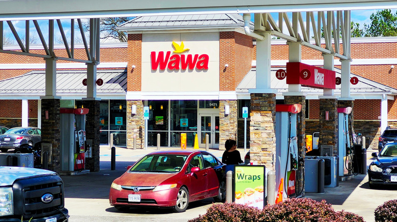 Les conducteurs remplissent leurs réservoirs devant une station-service Wawa