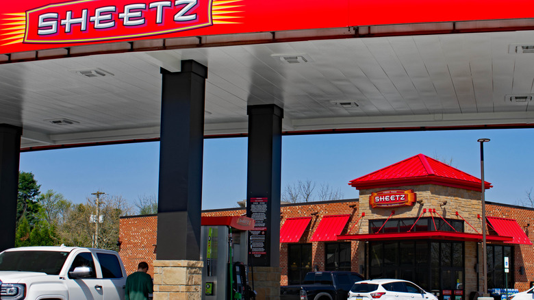 Les clients remplissent leurs réservoirs devant un sheetz