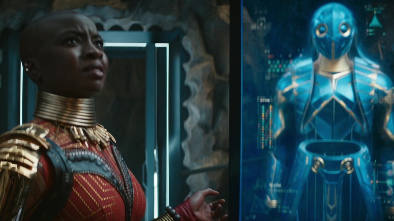 Okoye de Danai Gurira Regardant le design de la combinaison de minuit en Black Panther: Wakanda Forever