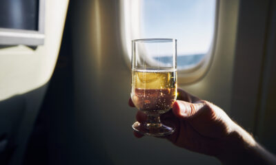 Boire de l'alcool dans un avion pourrait être plus dangereux que vous ne le pensez