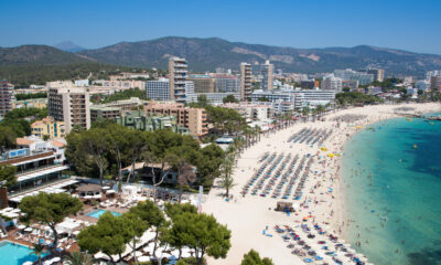 La station balnéaire animée et imbibée d'Espagne est un paradis de fête sauvage à la plage