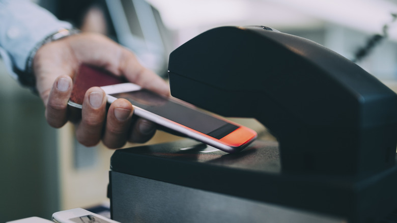 Passe d'embarquement automatisée au téléphone à l'aéroport