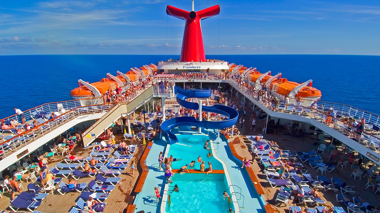 bateau de croisière tropical avec piscine et nageurs