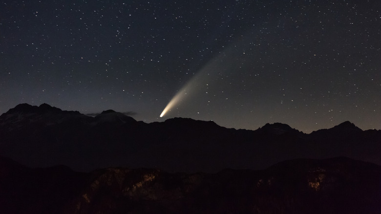 Meteor photographié sur les montagnes la nuit