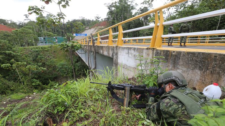 soldat armé à la frontière colombienne