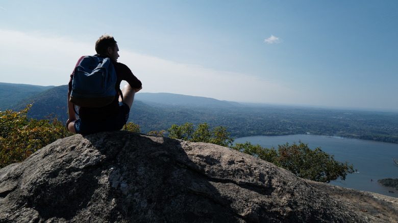 Personne portant un sac à dos regardant la vue de Breakneck Ridge Summit