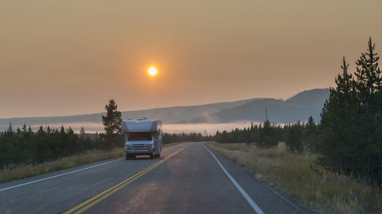 Un camping-car sur une route dans le parc national de Yellowstone à Sunrise