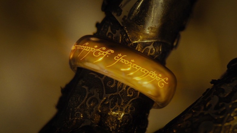 Sauron forge la seule bague dans le Seigneur des anneaux: la communion de l'anneau