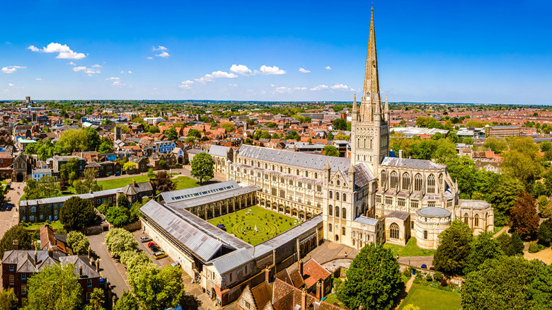 Vue aérienne de la cathédrale de Norwich dans la ville de Norwich, Norfolk, Royaume-Uni