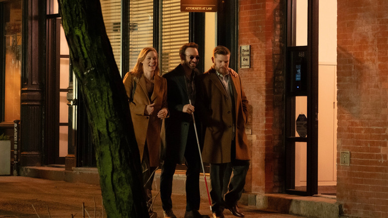 Deborah Ann Woll en tant que Karen Page, Charlie Cox dans le rôle de Matt Murdock et Elden Henson comme Foggy Nelson marchant dans la rue à Daredevil: Born Again