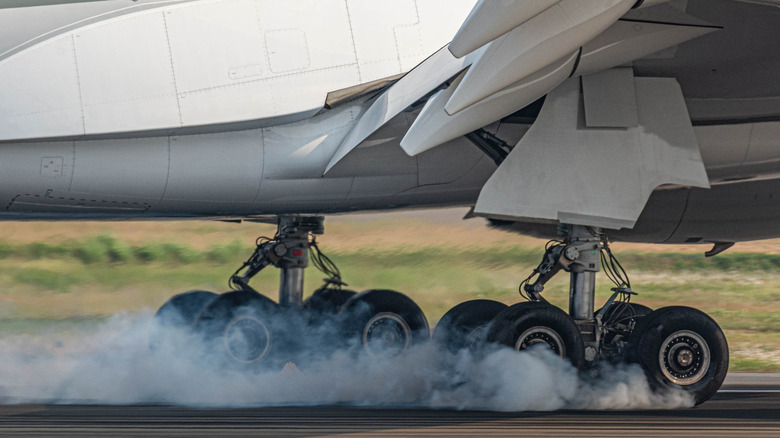 Les roues des avions relâchant la chaleur pendant le touché