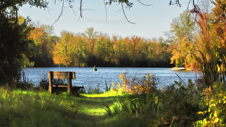 Un banc surplombant l'eau à Onondaga Lake Park près de Syracuse, NY