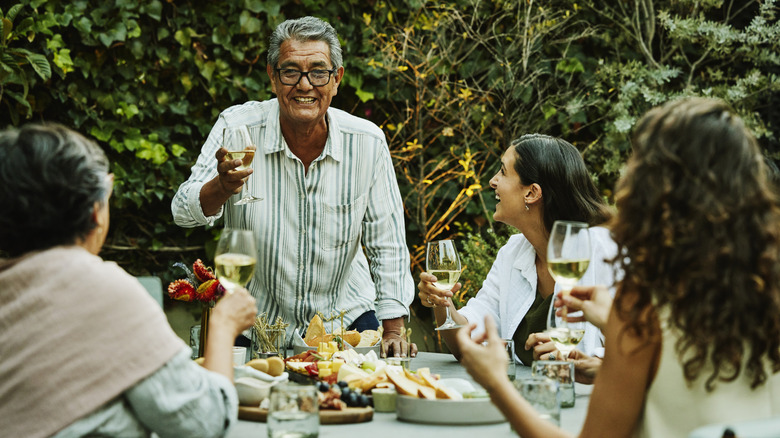 Hôte saluant ses invités