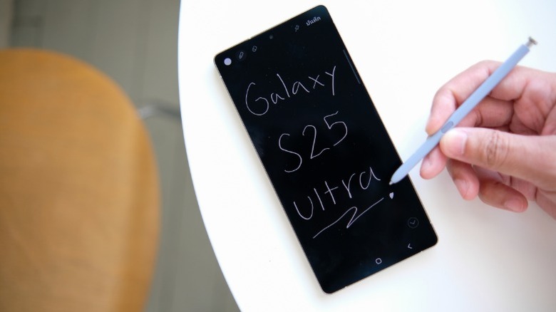 Écrire avec un stylo S sur le Galaxy S25 Ultra