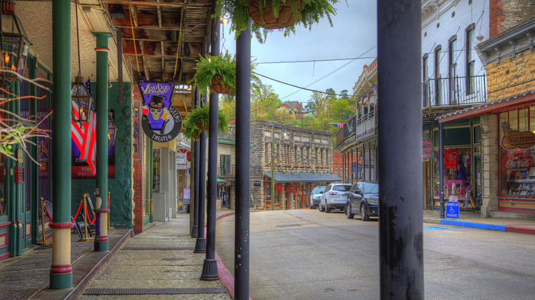 Vue sur une rue du centre-ville d'Eureka Springs