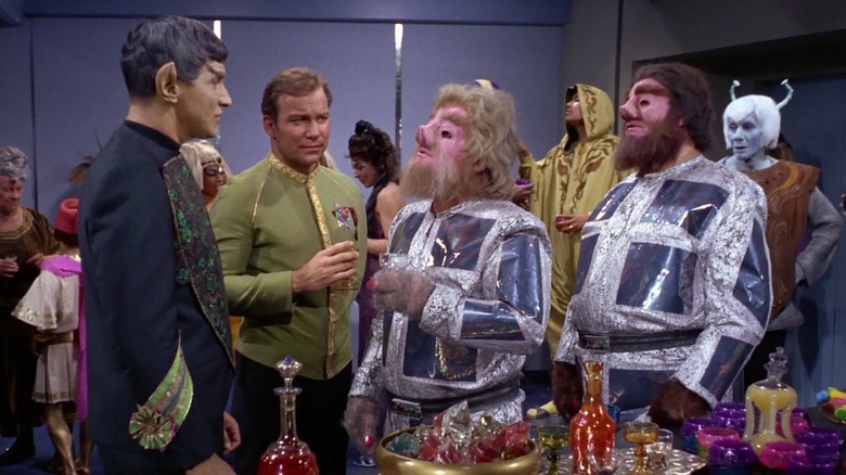 Sarek, Kirk, Gav, un autre Tellarite et Thelev, se sont réunis dans un banquet de l'entreprise, à partir d'un épisode de Star Trek