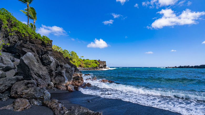 Le sable noir de la plage du parc d'État de Wai'ānapanapa à Maui, Hawaii