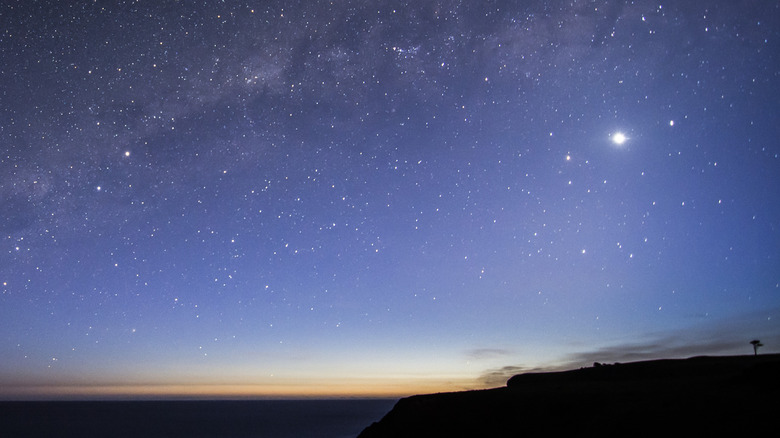 Une longue exposition de paysage au crépuscule avec Vénus dans le ciel