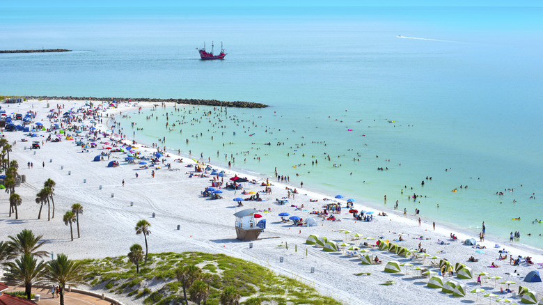 Vue aérienne de Busy Clearwater Beach en Floride