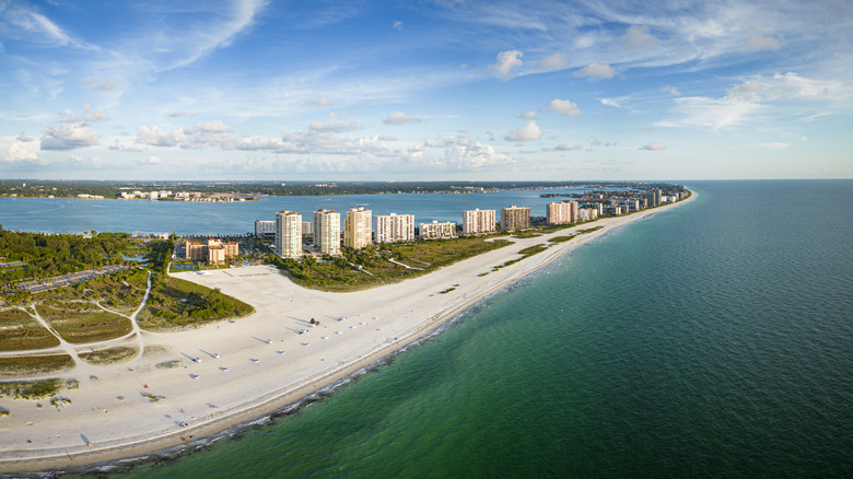 Vue aérienne de Sand Key Beach en Floride