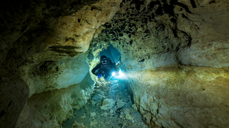 Cave Diver avec une lampe de poche en Floride