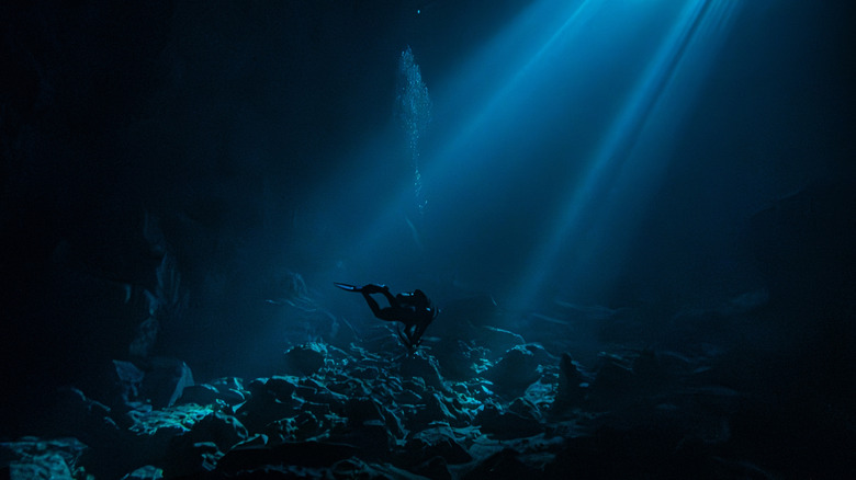 Personne plongeant dans la grotte en Floride