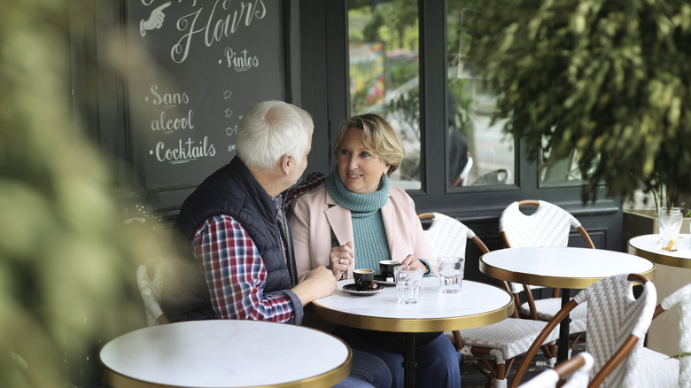 Couple assis devant le café français