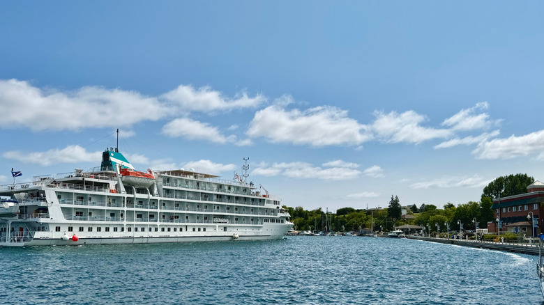 Un navire de croisière Great Lakes amarré par une petite ville.