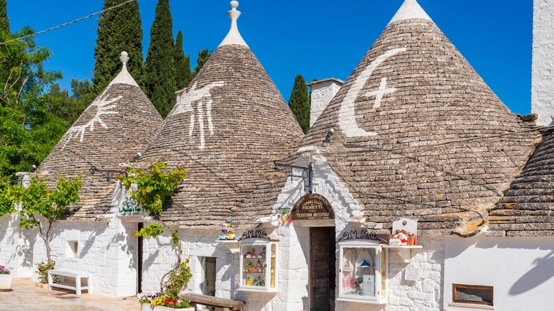 Toits pointus avec des symboles à Alberobello, en Italie