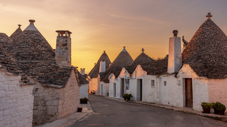 Un quartier d'Alberobello au coucher du soleil