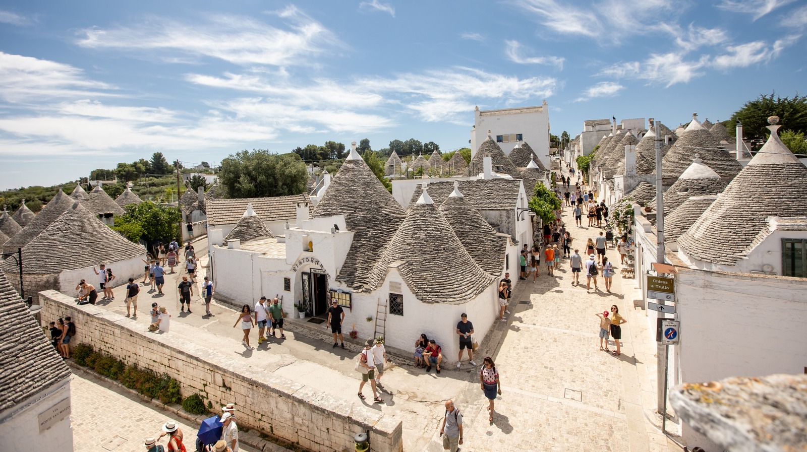 Un village de rêve en Italie a enchanteur des maisons en pierre tout droit sorti d'un conte de fées