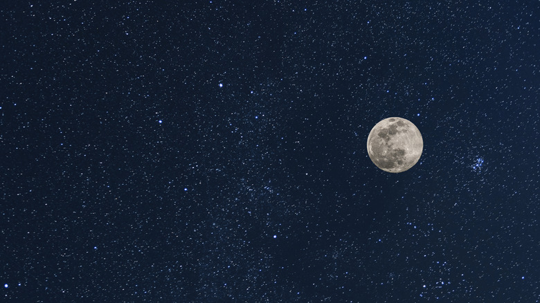 pleine lune photographiée dans le ciel étoilé