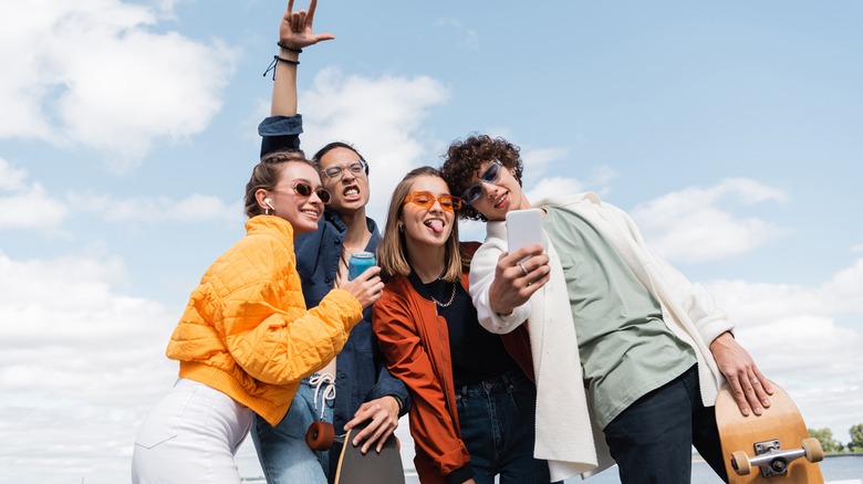 Un groupe de jeunes posent pour un selfie