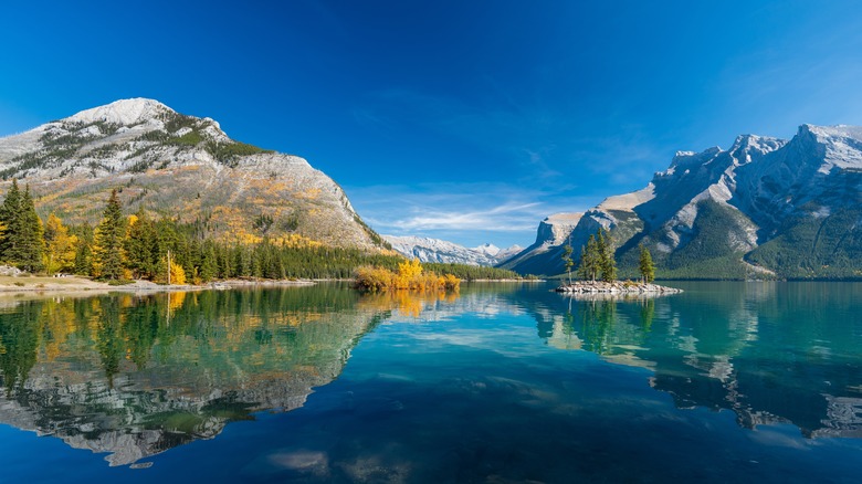 Paysage du lac Minnewanka avec des montagnes et un ciel bleu