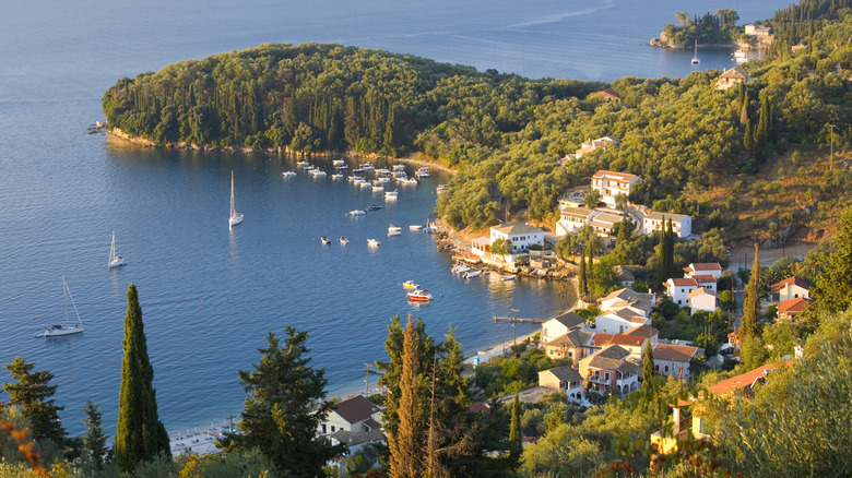 Panorama d'un village coloré dans la baie boisée en Grèce