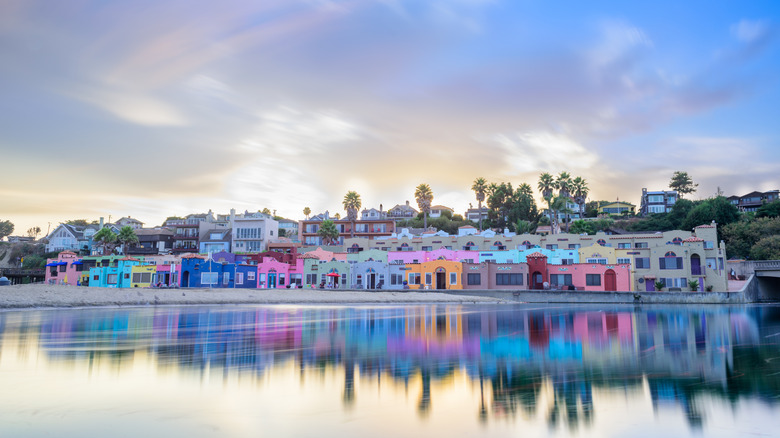 Maisons pastel sur la plage du village de Capitola.