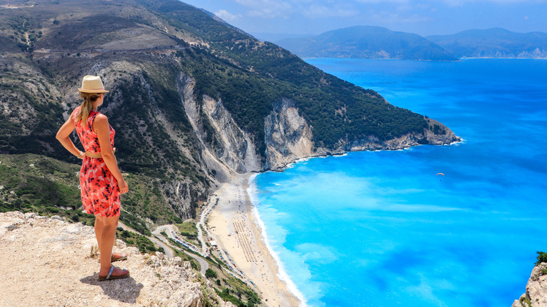 Femme en robe surplombant la plage de Myrtos